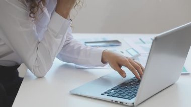 Office hesap makinesiyle kadın