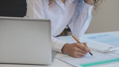 Evde office çalışan genç kadın