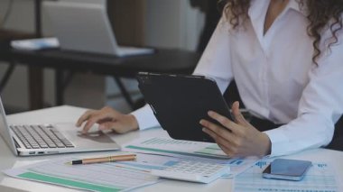 İş kadını ofisteki masaüstünde hesap makinesi ve mali rapor kullanıyor, iş konsepti.