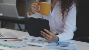 Genç bayan girişimci ofiste.