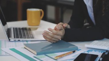 İş kadını hesap makinesi ve dizüstü bilgisayar kullanıyor.