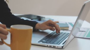 genç kadın bir dizüstü bilgisayarda yazarak