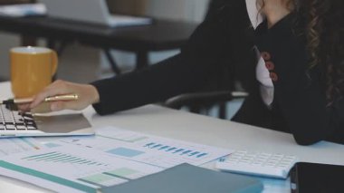 bilgisayarda çalışan genç iş kadını