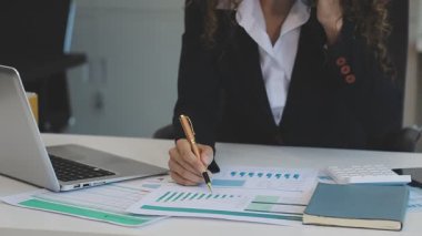 Ofiste masa başında çalışan iş kadını..