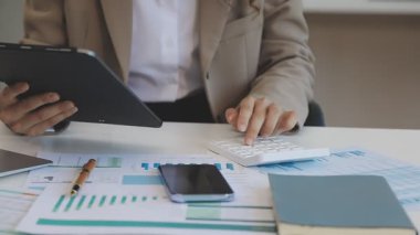 Ofiste hesap makinesi ve hesap makinesi kullanarak iş adamını kapat