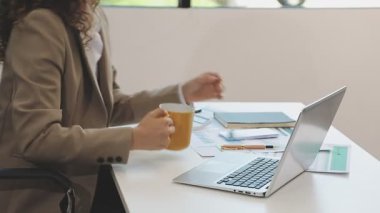 İş kadını evde dizüstü bilgisayarda çalışıyor..