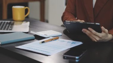 Ofiste çalışan kadın tablet ve akıllı telefonlu.