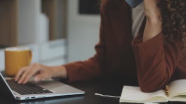 Dizüstü bilgisayarda çalışan kadın