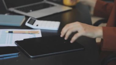 Ofiste dijital tablet kullanan genç adam.