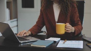 Ofisteki genç iş kadını