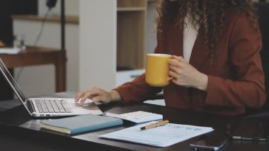 bir dizüstü bilgisayar ile çalışan kadın