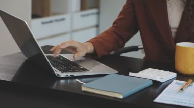 Genç iş kadını ofiste çalışıyor.