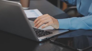 Ofisteki bilgisayar klavyesini kullanarak iş kadınının elini kapat