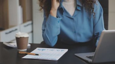 İş kadını ofiste çalışıyor.