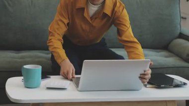 İşadamı dizüstü bilgisayar kullanıyor ve ofiste kahve içiyor..