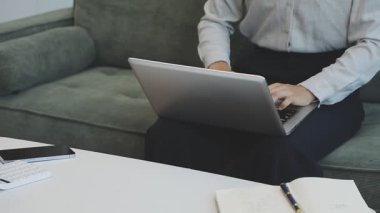 Ofiste dizüstü bilgisayar kullanan adam