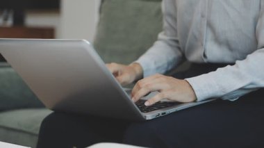 Dizüstü bilgisayarda çalışan iş adamı