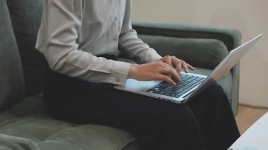 İş kadını evde dizüstü bilgisayar kullanıyor