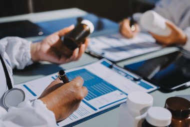 Erkek ve kadın doktorlar bir hastane odasında toplantı yapıyorlar..