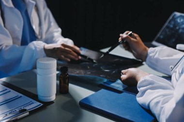 Erkek ve kadın doktorlar bir hastane odasında toplantı yapıyorlar..