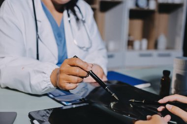 Erkek ve kadın doktorlar bir hastane odasında toplantı yapıyorlar..