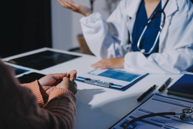 Uzman doktor bir hastaya ilaç götürmeyi açıklıyor. Sağlık ve İlaç danışmanlığı.