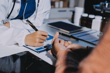 Uzman doktor bir hastaya ilaç götürmeyi açıklıyor. Sağlık ve İlaç danışmanlığı.