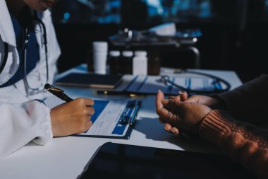 Uzman doktor bir hastaya ilaç götürmeyi açıklıyor. Sağlık ve İlaç danışmanlığı.