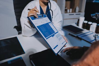 Uzman doktor bir hastaya ilaç götürmeyi açıklıyor. Sağlık ve İlaç danışmanlığı.