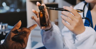 Uzman doktor bir hastaya ilaç götürmeyi açıklıyor. Sağlık ve İlaç danışmanlığı.