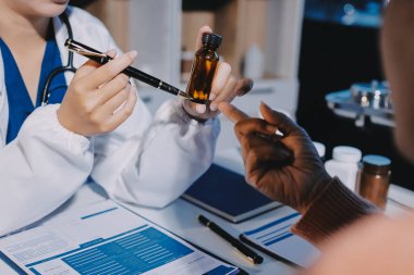 Uzman doktor bir hastaya ilaç götürmeyi açıklıyor. Sağlık ve İlaç danışmanlığı.