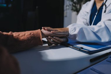 Asyalı kadın elleri yaşlı kadın ellerine dokunuyor hastanede yaşlılara yardım eden eller.