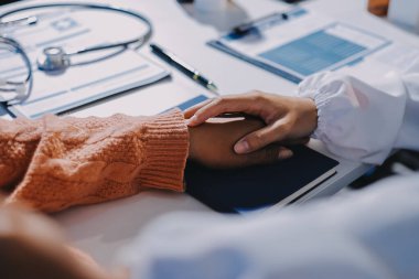 Asyalı kadın elleri yaşlı kadın ellerine dokunuyor hastanede yaşlılara yardım eden eller.