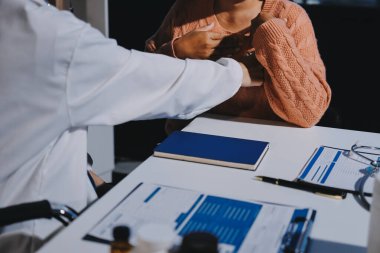 Doktor, hastanın kalp ritminin anormal mi yoksa normal mi olduğunu analiz etmek ve anlamak için kalbini inceler ve ilave tedavi için hastadan sonuçlar alır..