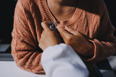 Doktor, hastanın kalp ritminin anormal mi yoksa normal mi olduğunu analiz etmek ve anlamak için kalbini inceler ve ilave tedavi için hastadan sonuçlar alır..