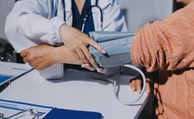 Hemşire masada yaşlı kadının kan basıncını ölçtü, yakın çekim. Üst düzey nesillere yardımcı olmak