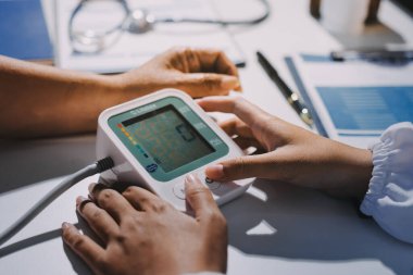 Hemşire masada yaşlı kadının kan basıncını ölçtü, yakın çekim. Üst düzey nesillere yardımcı olmak