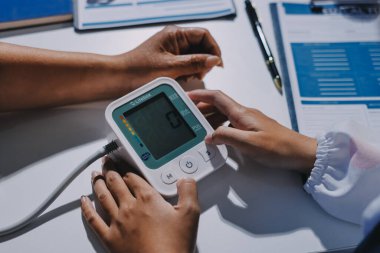 Hemşire masada yaşlı kadının kan basıncını ölçtü, yakın çekim. Üst düzey nesillere yardımcı olmak