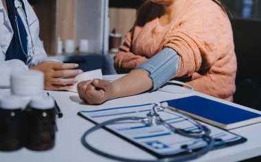 Hemşire masada yaşlı kadının kan basıncını ölçtü, yakın çekim. Üst düzey nesillere yardımcı olmak