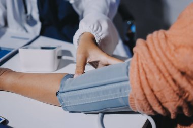 Hemşire masada yaşlı kadının kan basıncını ölçtü, yakın çekim. Üst düzey nesillere yardımcı olmak