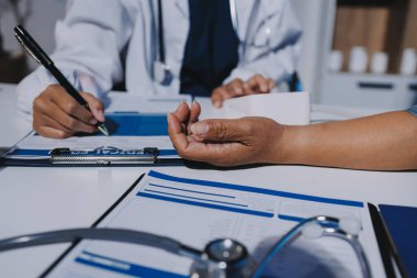 Hemşire masada yaşlı kadının kan basıncını ölçtü, yakın çekim. Üst düzey nesillere yardımcı olmak