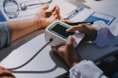 Hemşire masada yaşlı kadının kan basıncını ölçtü, yakın çekim. Üst düzey nesillere yardımcı olmak