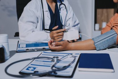 Hemşire masada yaşlı kadının kan basıncını ölçtü, yakın çekim. Üst düzey nesillere yardımcı olmak