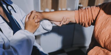 Hastanede Ortopedi uzmanı muayene hasta