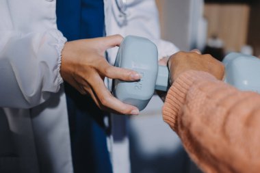 Klinikte dambıllar, fizik tedavi konsepti kullanan hastalarla fizyoterapist eğitimi