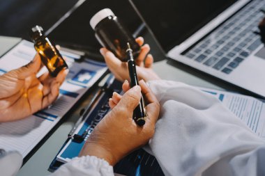 Erkek ve kadın doktorlar bir hastane odasında toplantı yapıyorlar..