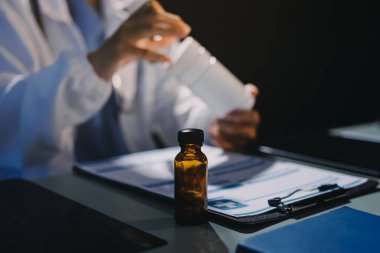 Erkek ve kadın doktorlar bir hastane odasında toplantı yapıyorlar..