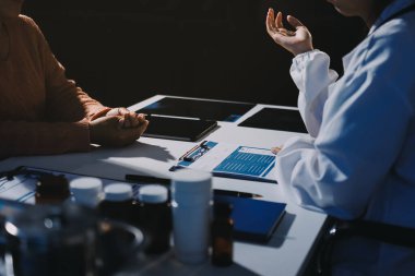 Uzman doktor bir hastaya ilaç götürmeyi açıklıyor. Sağlık ve İlaç danışmanlığı.