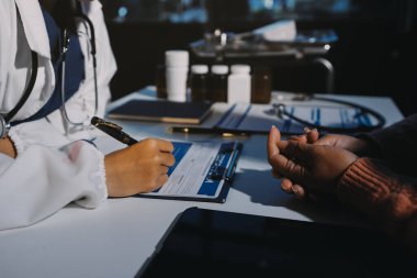 Uzman doktor bir hastaya ilaç götürmeyi açıklıyor. Sağlık ve İlaç danışmanlığı.