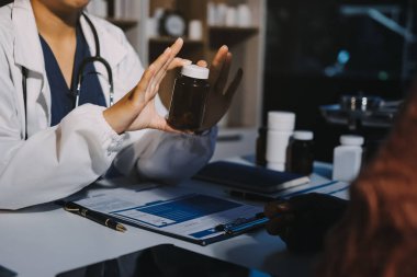 Uzman doktor bir hastaya ilaç götürmeyi açıklıyor. Sağlık ve İlaç danışmanlığı.